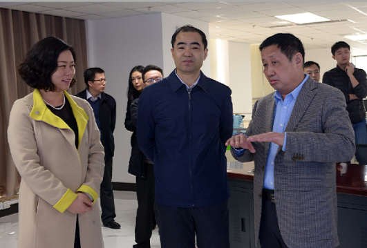 時任商務(wù)部綜合司副司長宋立洪（前排中）到萬莊集團指導(dǎo)工作